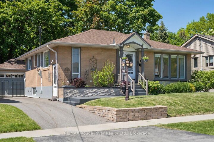 Property Photo:  702 Gilbert Street W  ON L1N 1S2 