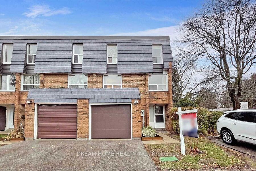 Property Photo: 2 Renata Royal Way ON M2H 1K9