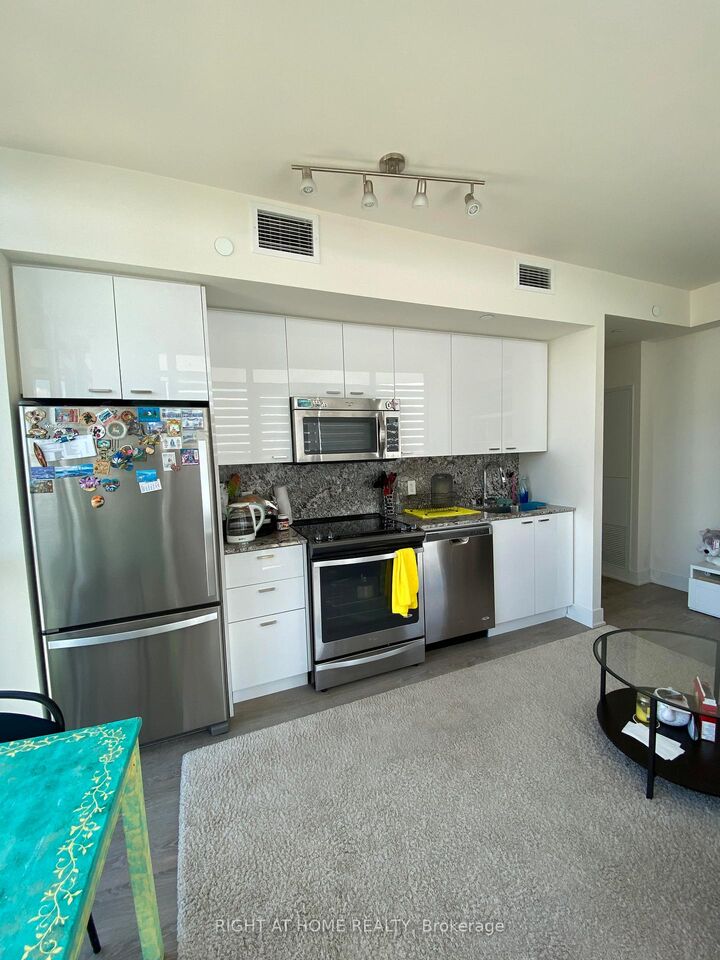 Property Photo:  30 Roehampton Avenue 2802  ON M4P 1R2 