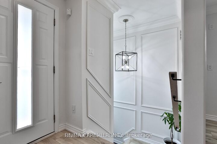 Property Photo:  21 Avon Crescent Upper Level  ON L4L 1H4 