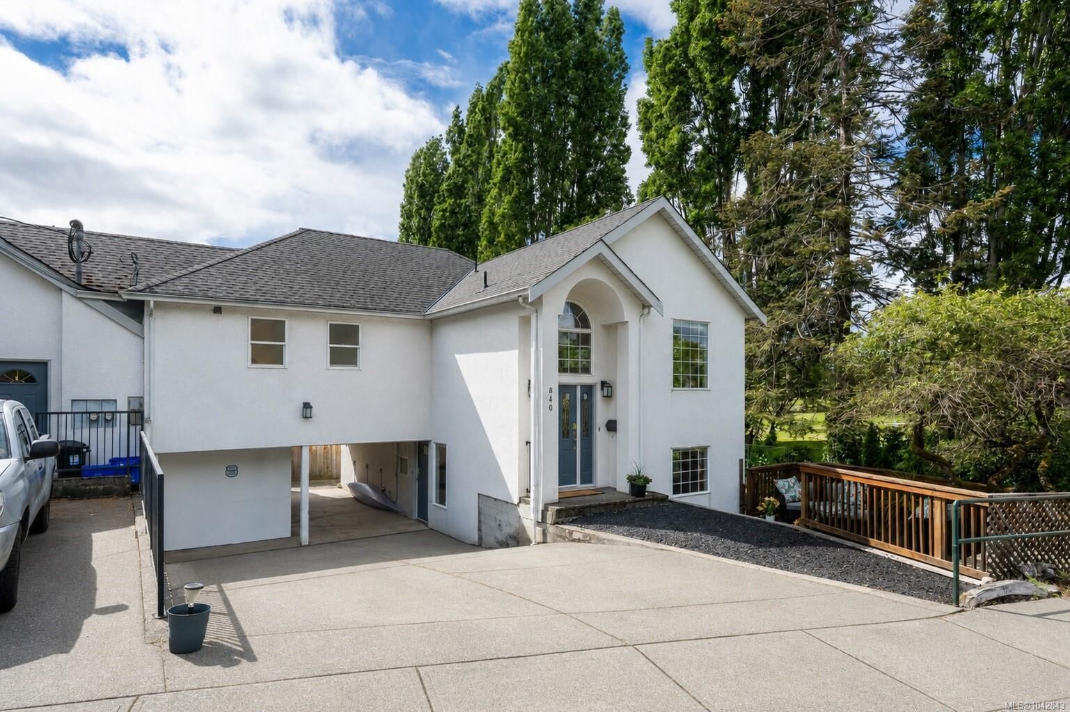 Property Photo:  840 Tillicum Rd  BC V9A 1Z7 