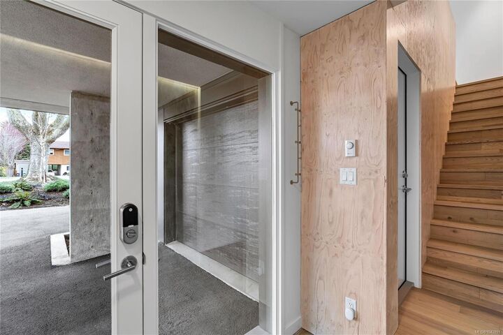 Property Photo: 2910 Shelbourne St #2 BC V8R 4M6
