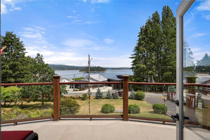 Property Photo: 1671 Fawcett Rd BC V9X 1P2
