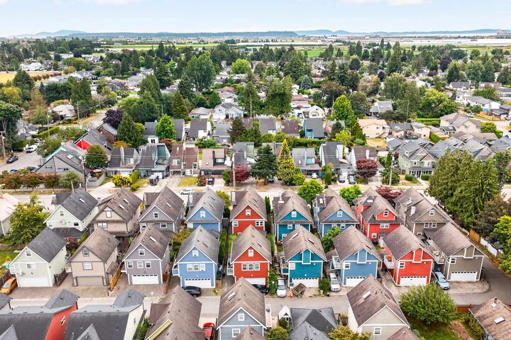 Photo de la propriété:  4827 47A Avenue  BC V4K 1T2 