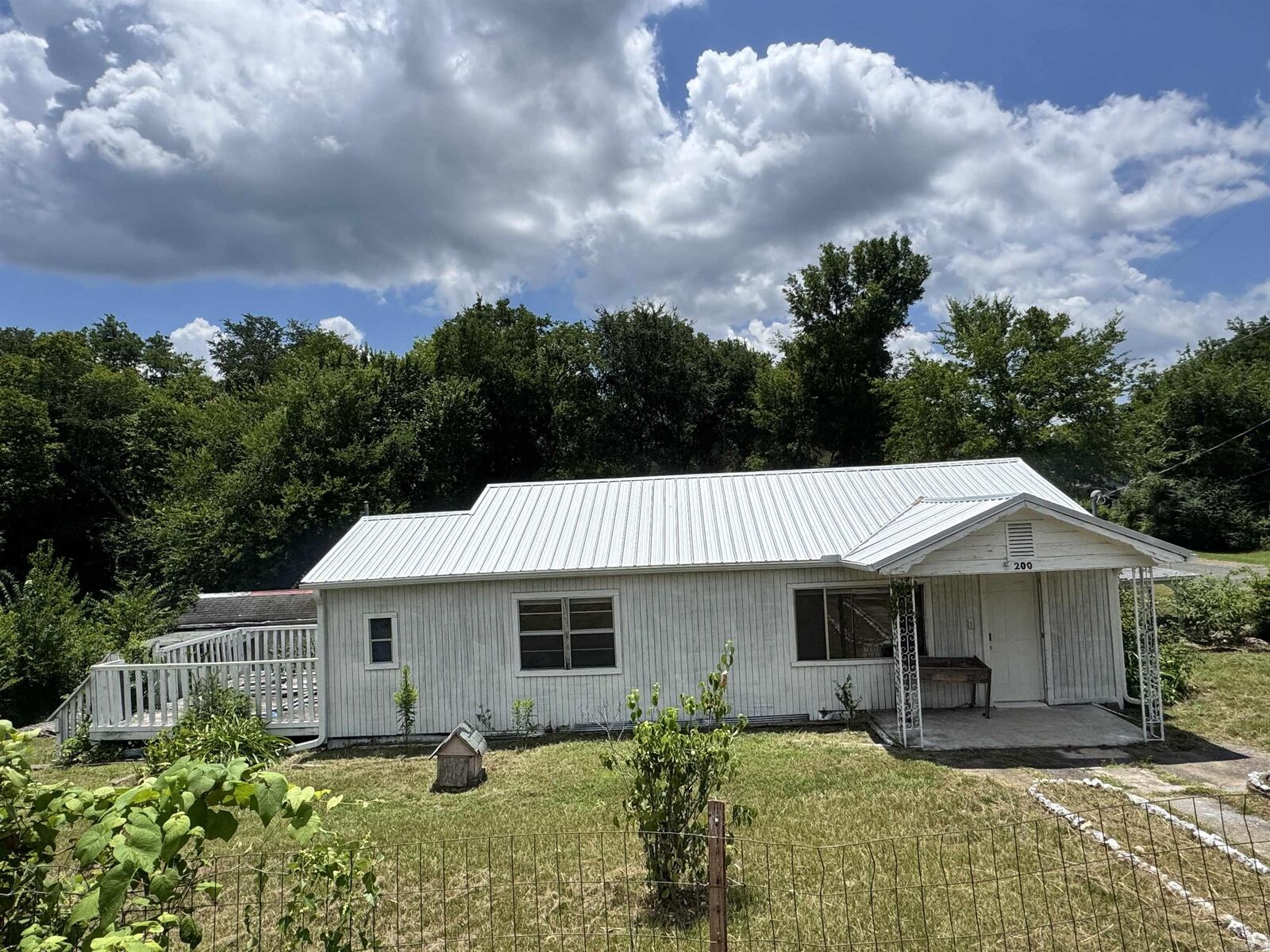 Property Photo:  200 Tennessee  AR 71901 