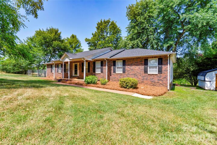 Property Photo: 5573 Lennox Drive NC 28086