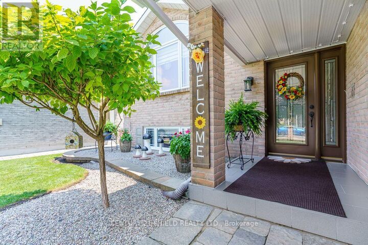 Property Photo:  1840 Belvedere Crescent  ON K6H 7C6 