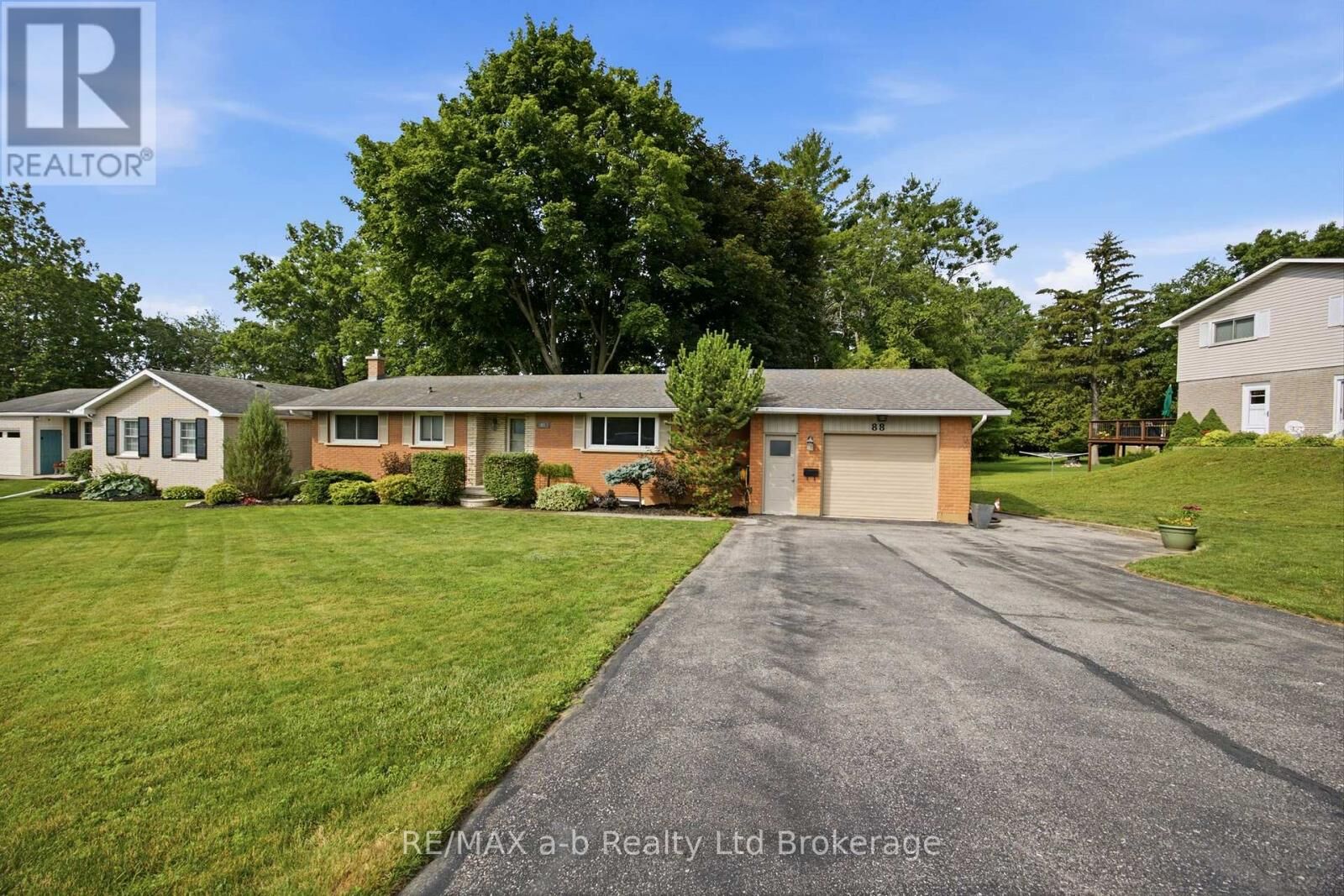 Property Photo:  88 Hillside Avenue  ON N4B 1Y3 
