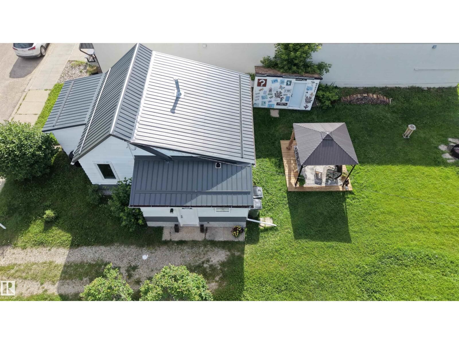Property Photo:  4912 49 Av  AB T0E 1V0 