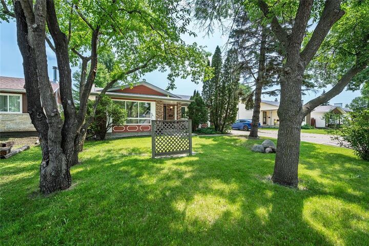 Property Photo: 160 Meadow Gate Drive MB R2C 4G3