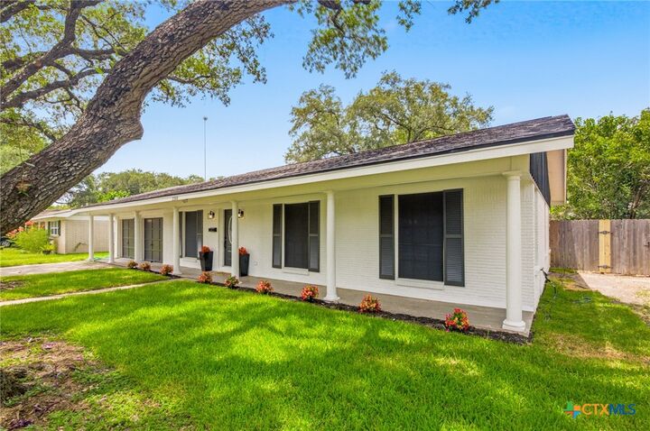 Property Photo:  2308 E Loma Vista Avenue  TX 77901 