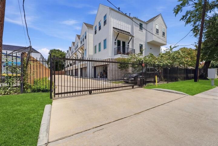 Property Photo:  920 Thornton Road G  TX 77018 