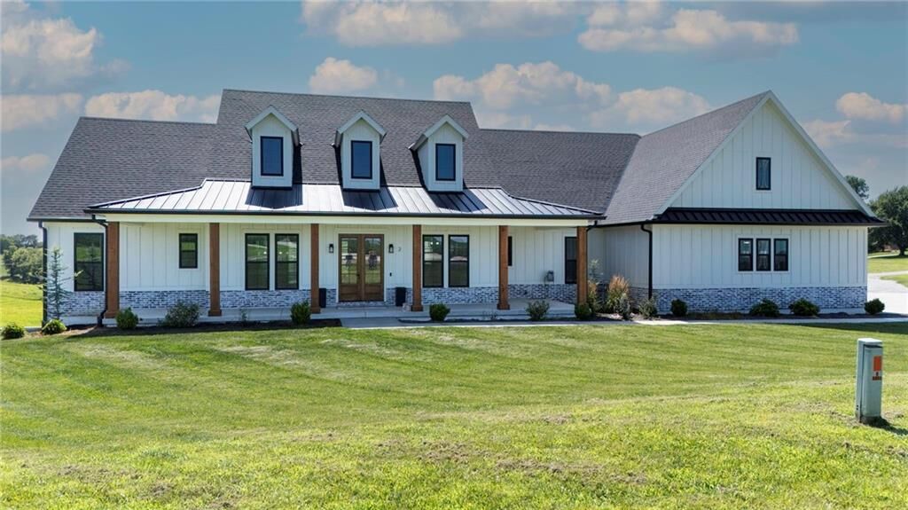 Property Photo:  2 SE Woodview Rd N/A  MO 64507 