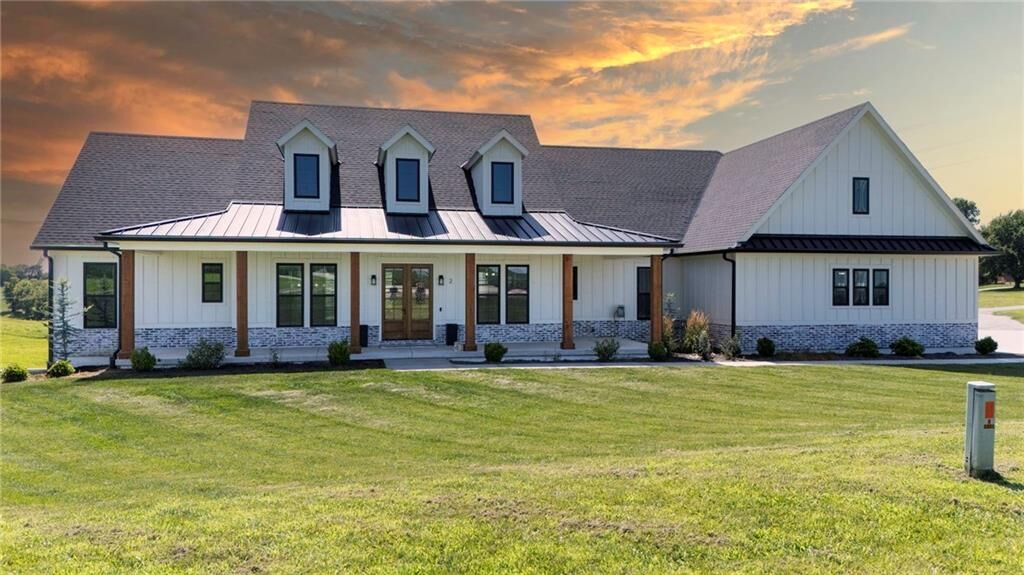 Property Photo:  2 SE Woodview Rd N/A  MO 64507 