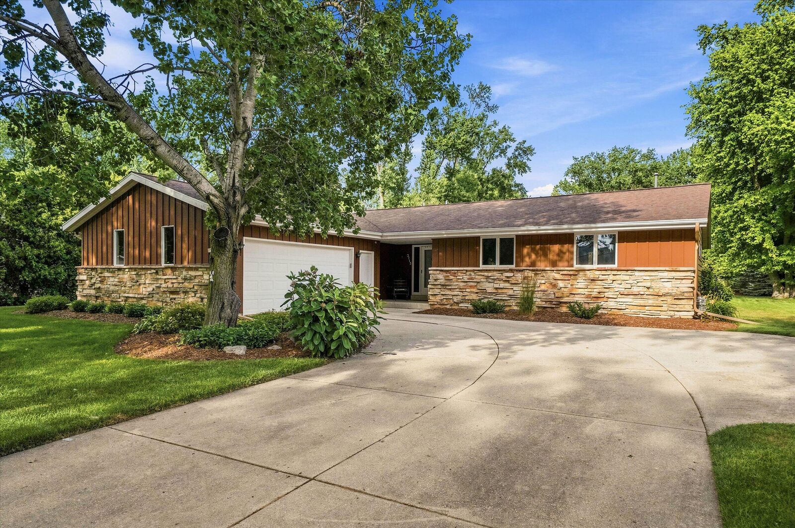 Property Photo: 3713 Highcliff Ct WI 53083