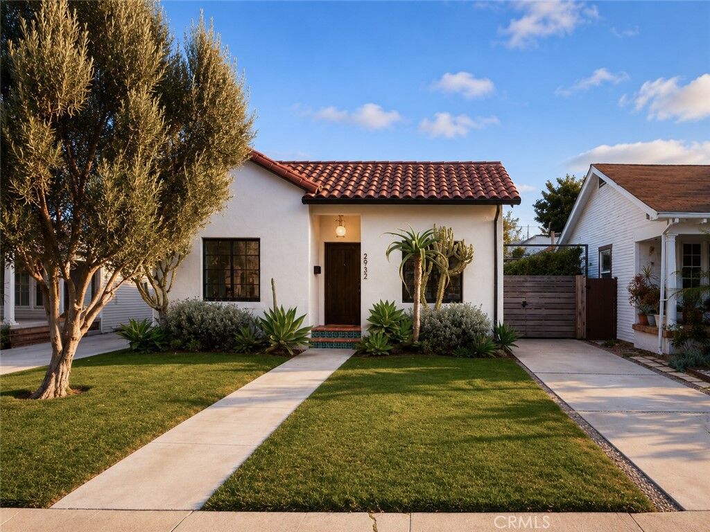 Property Photo: 2932 Edgehill Drive CA 90018