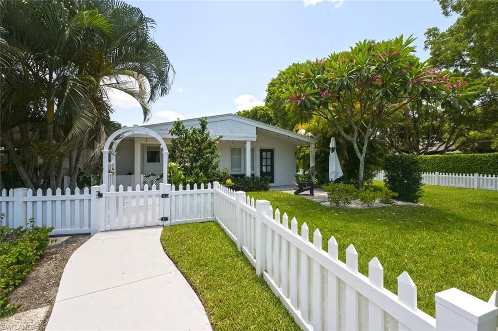 Property Photo:  1216 10th St N  FL 34102 