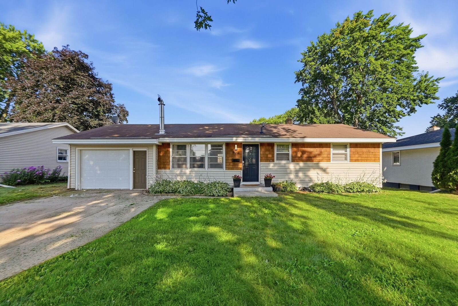 Property Photo:  924 Fuller Street S  MN 55379 