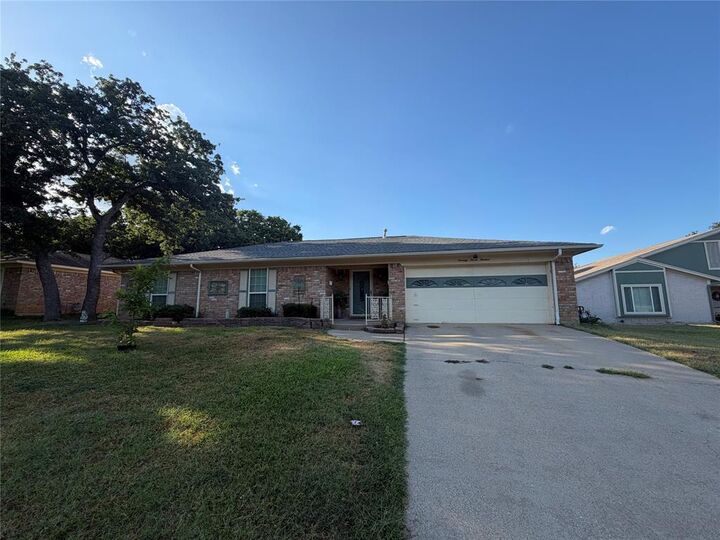 Property Photo: 7713 Briarridge Court TX 76182