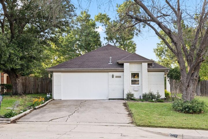 Property Photo: 2403 Beverly Hills Lane TX 75150