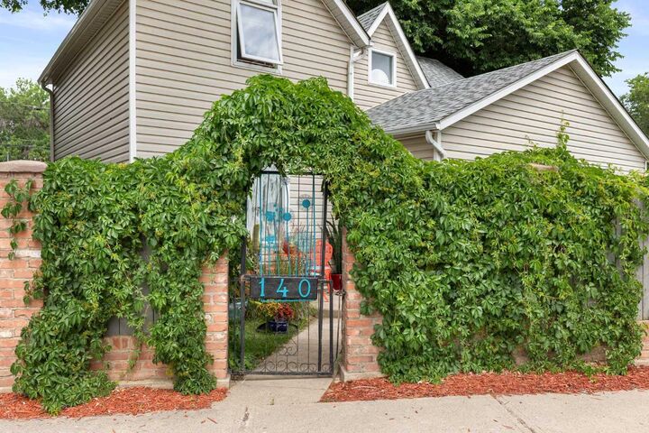 140 6 Street SE — photo 1