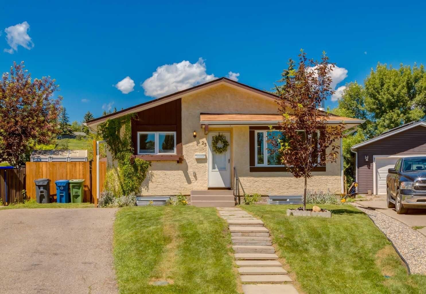 Property Photo:  23 Deer Lane Place SE  AB T2J 6B7 