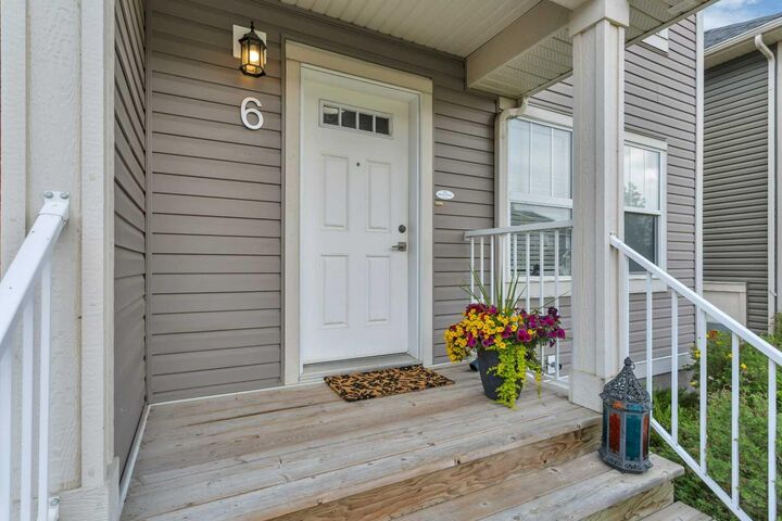 Property Photo: 6 Reid Court AB T4S 1W3