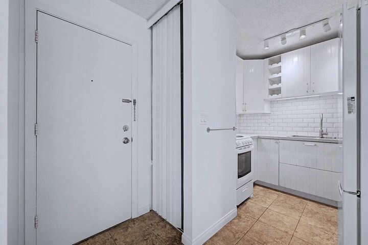 Property Photo: 5601 Dalton Drive NW 402C AB T3A 2E2