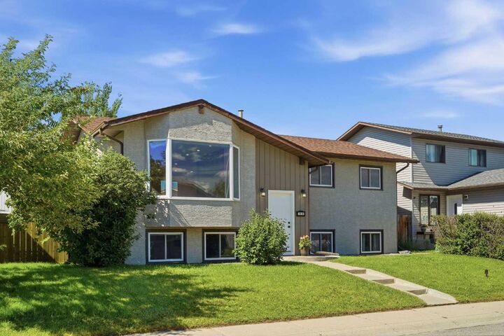 Property Photo: 1018 10 Avenue SE AB T1V 1L3