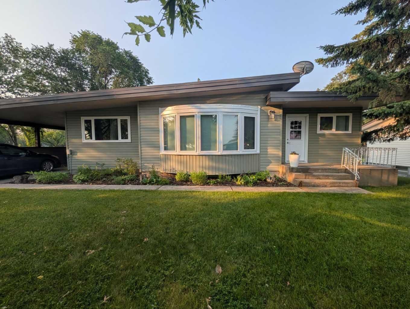 Property Photo: 703 5 Avenue W AB T1R 0E4