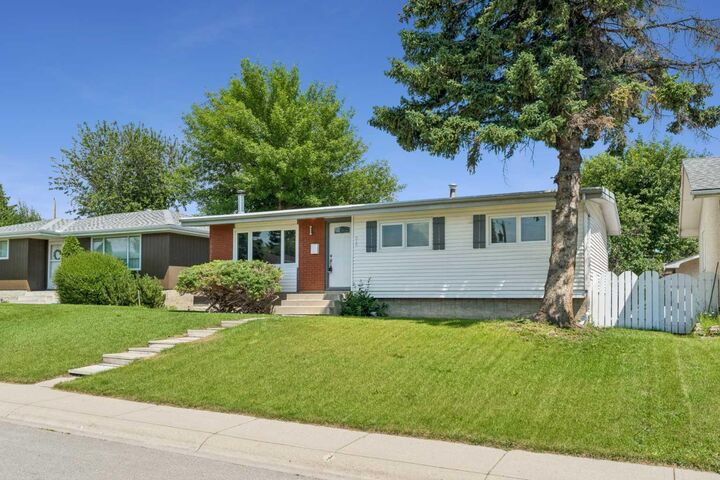 916 Mayland Drive NE — photo 1