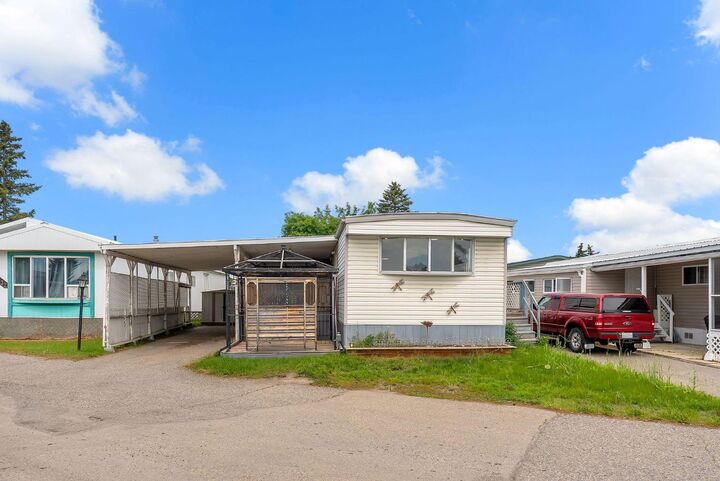 Property Photo:  433 Cherry Way NW  AB T2B 5P2 