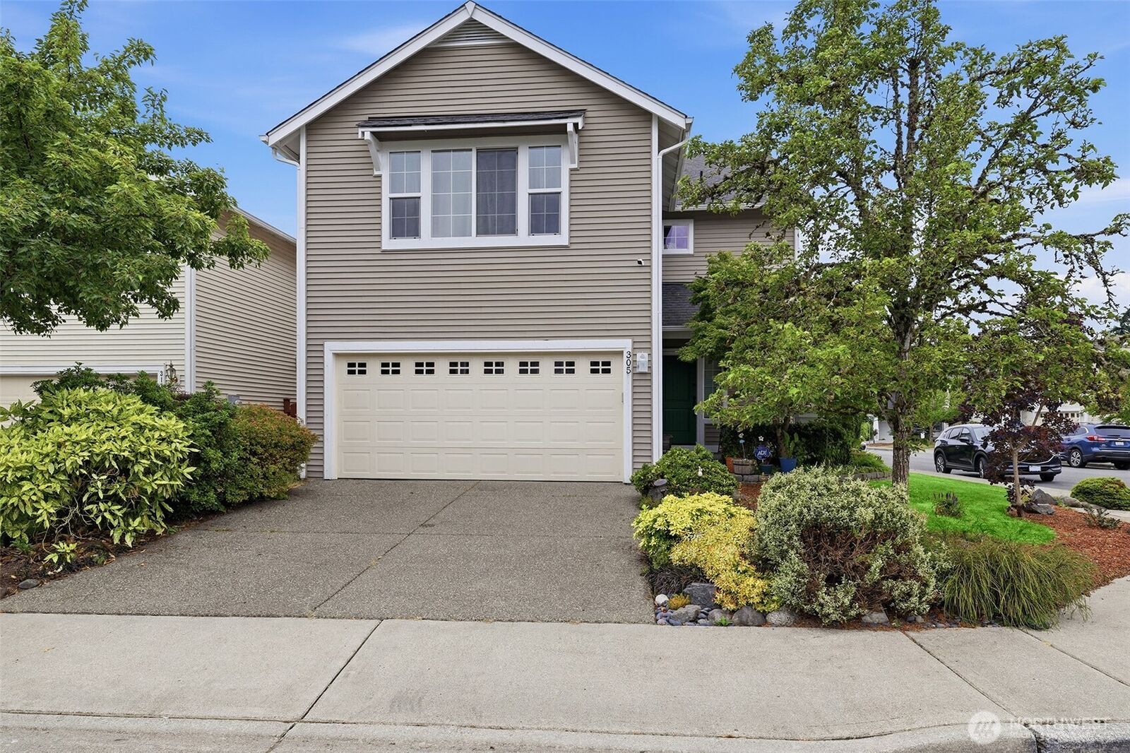 Property Photo: 305 Lynnwood Avenue SE WA 98056
