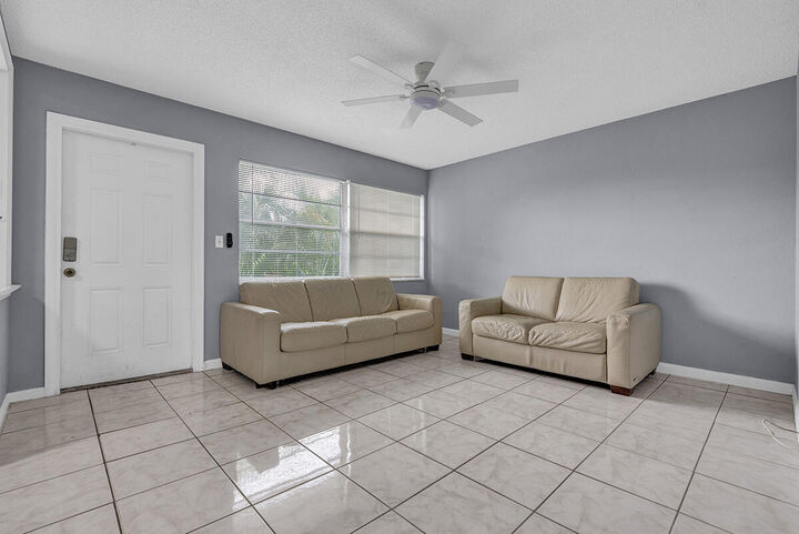 Property Photo: 340 NW 19th Street 3080 FL 33432