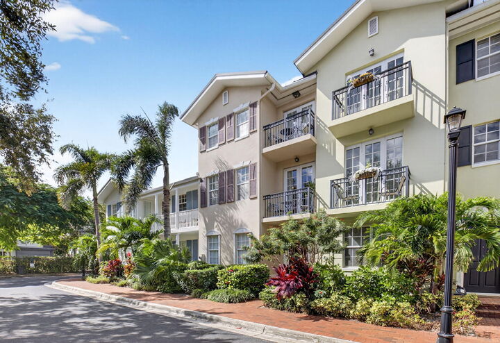 Property Photo: 1054 E Heritage Club Circle FL 33483