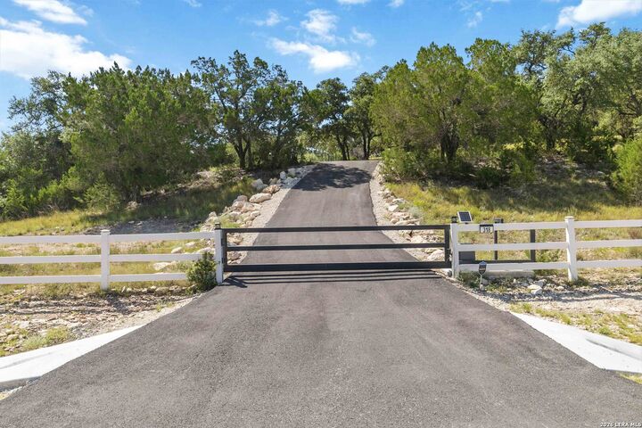 Property Photo: 318 Remington Dr TX 78004