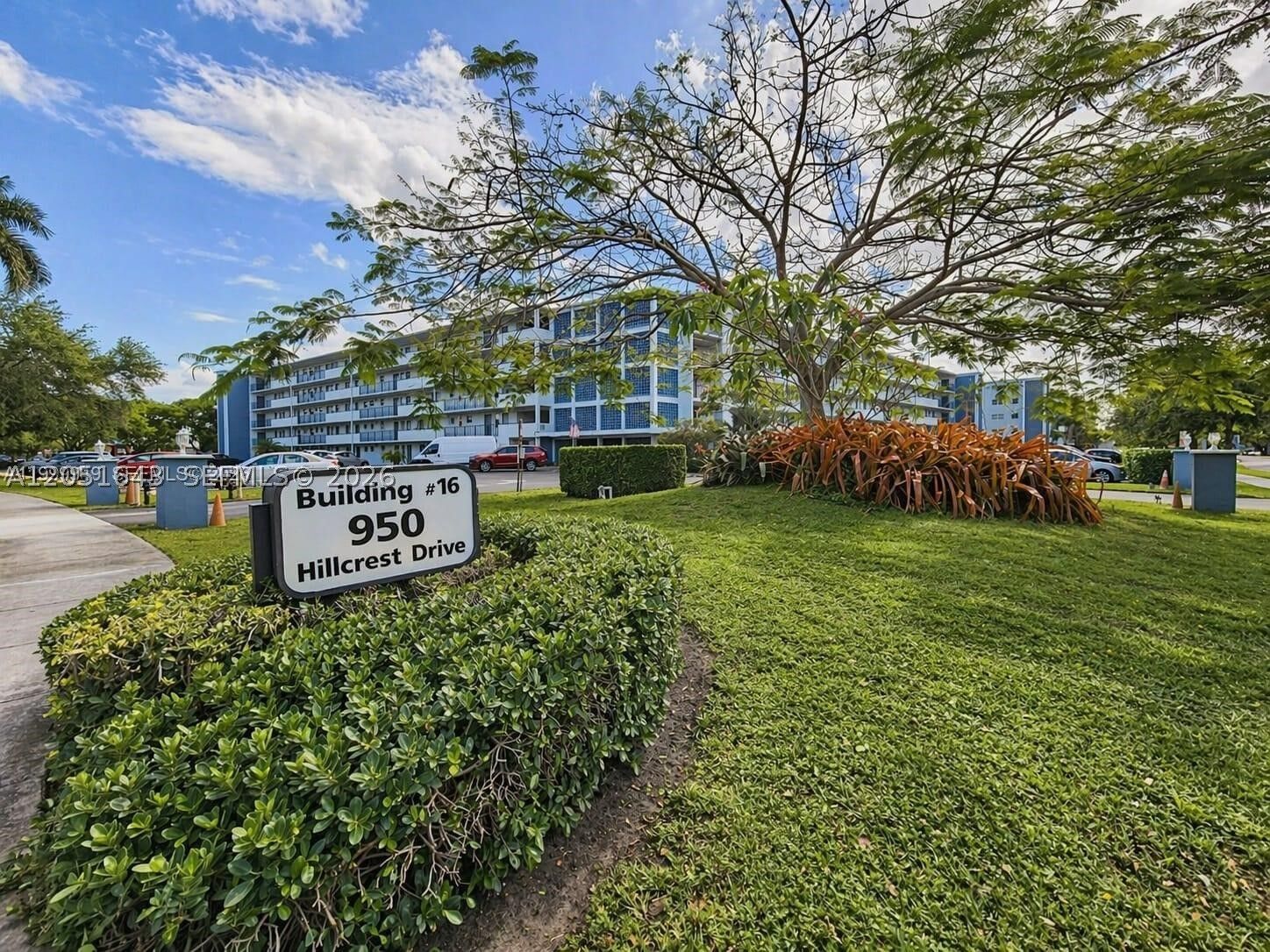 Property Photo: 950 Hillcrest Dr 102 FL 33021