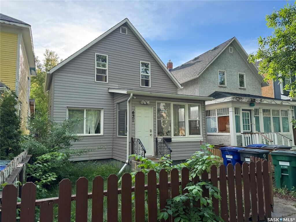 Property Photo: 431 G Avenue S SK S7M 1V5