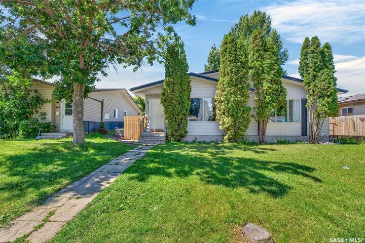 Property Photo:  811 Steeves Avenue A/B  SK S7L 5M9 