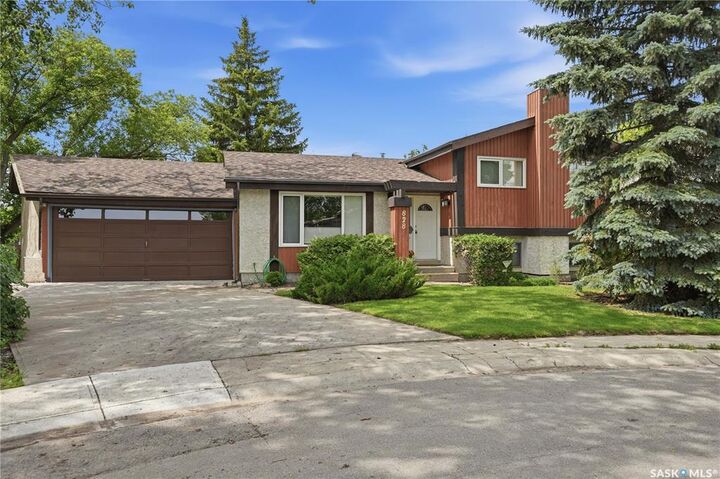Property Photo: 828 Seymour Crescent N SK S4X 2G4