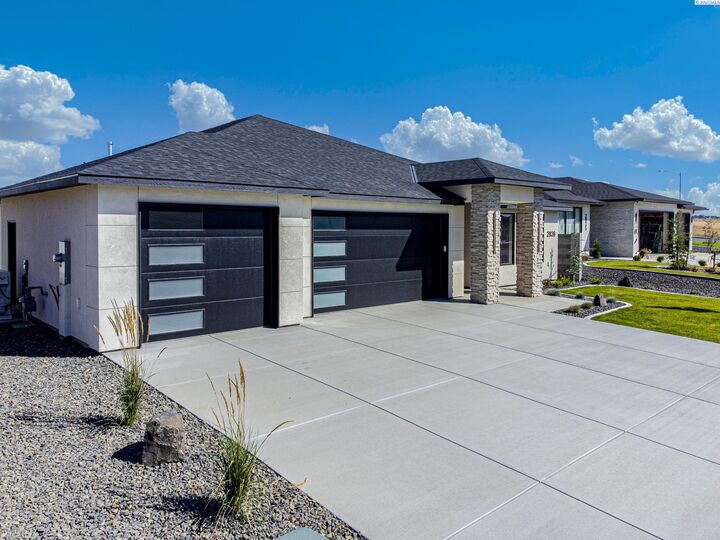 Property Photo:  2839 Savanna Ave  WA 99352 