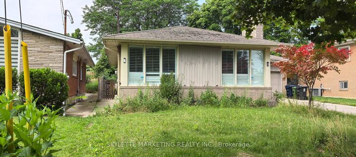 Property Photo: 34 Ravenscroft Circle Basement ON M2K 1W9