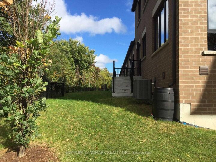 Property Photo:  21 Kenneth Wood Crescent  ON M2N 0K3 