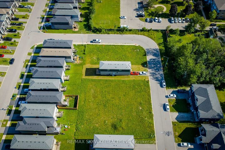Property Photo:  201 Iva Street  ON L3C 3B9 