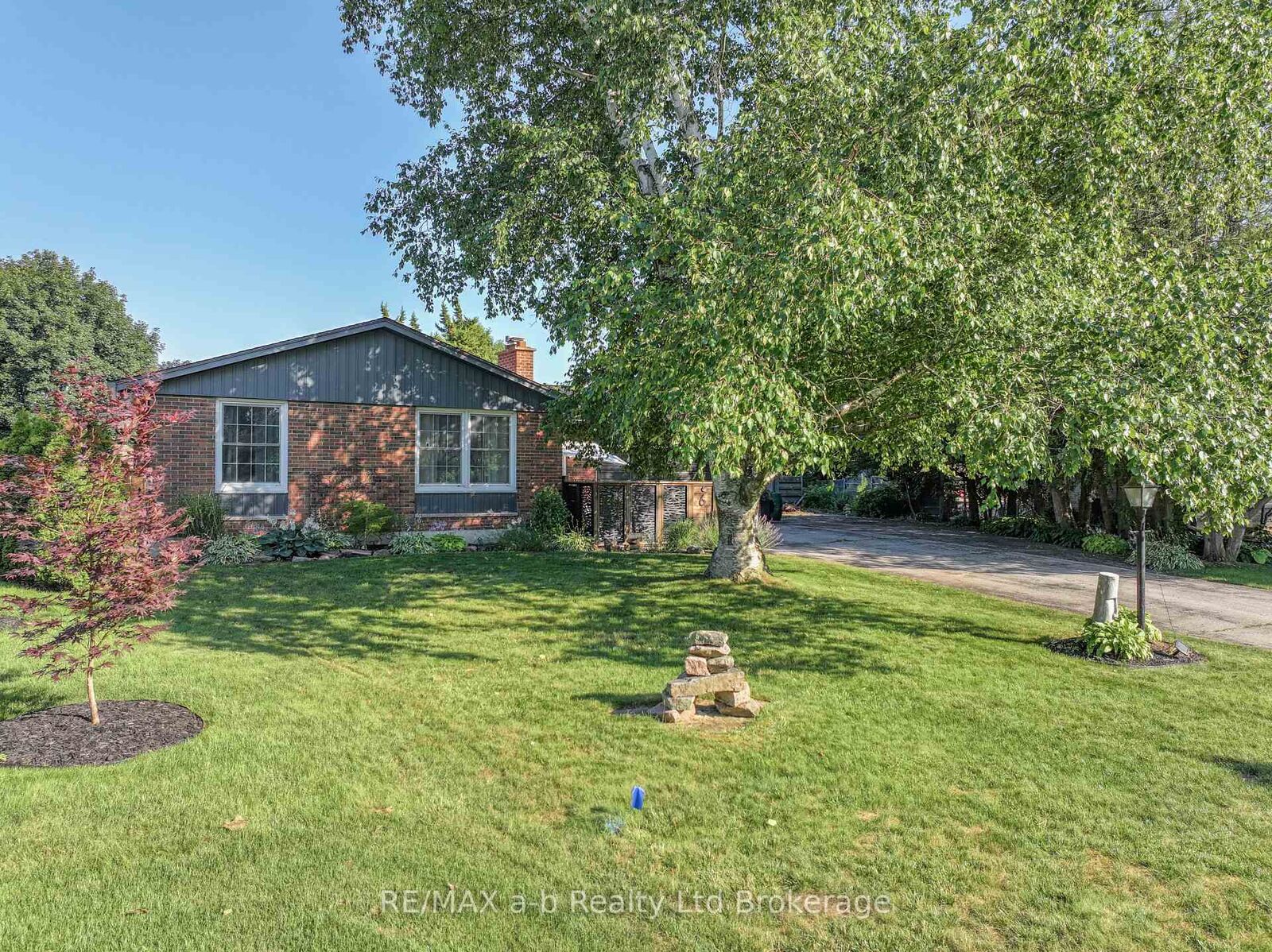 Property Photo: 6 Camdon Court ON N4G 4B3