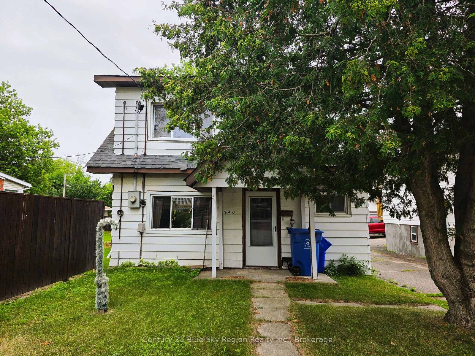 Property Photo: 220 Chippewa Street W ON P1B 6G2