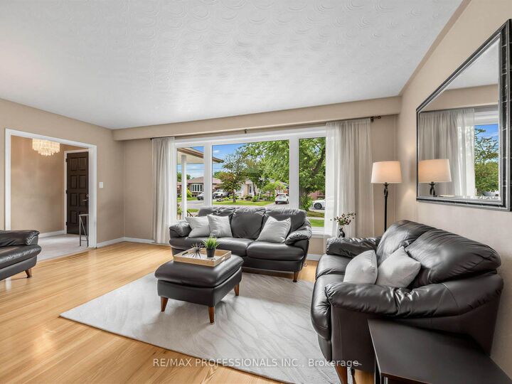 Photo de la propriété: 793 Netherton Crescent ON L4Y 2M5