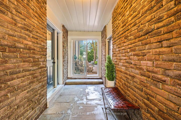 Property Photo: 38 Kenninghall Boulevard ON L5N 1J4