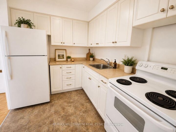 Property Photo:  250 Frederick Street 1601  ON N2H 2N1 