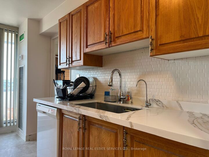 Property Photo: 1300 Mississauga Valley Boulevard 902 ON L5A 3S9